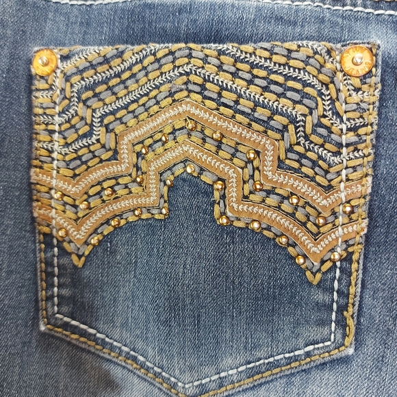 Stunning Pocket Embroidery on Royalty by YMI Mid Rise Skinny Jeans Size 10 - Picture 8 of 13